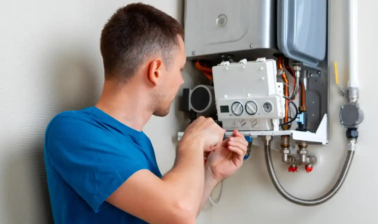 Installateur repariert eine geöffnete Gastherme