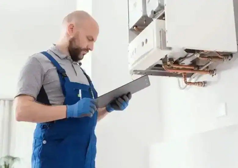 Installateur wartet eine Gastherme in einer Wiener Wohnung
